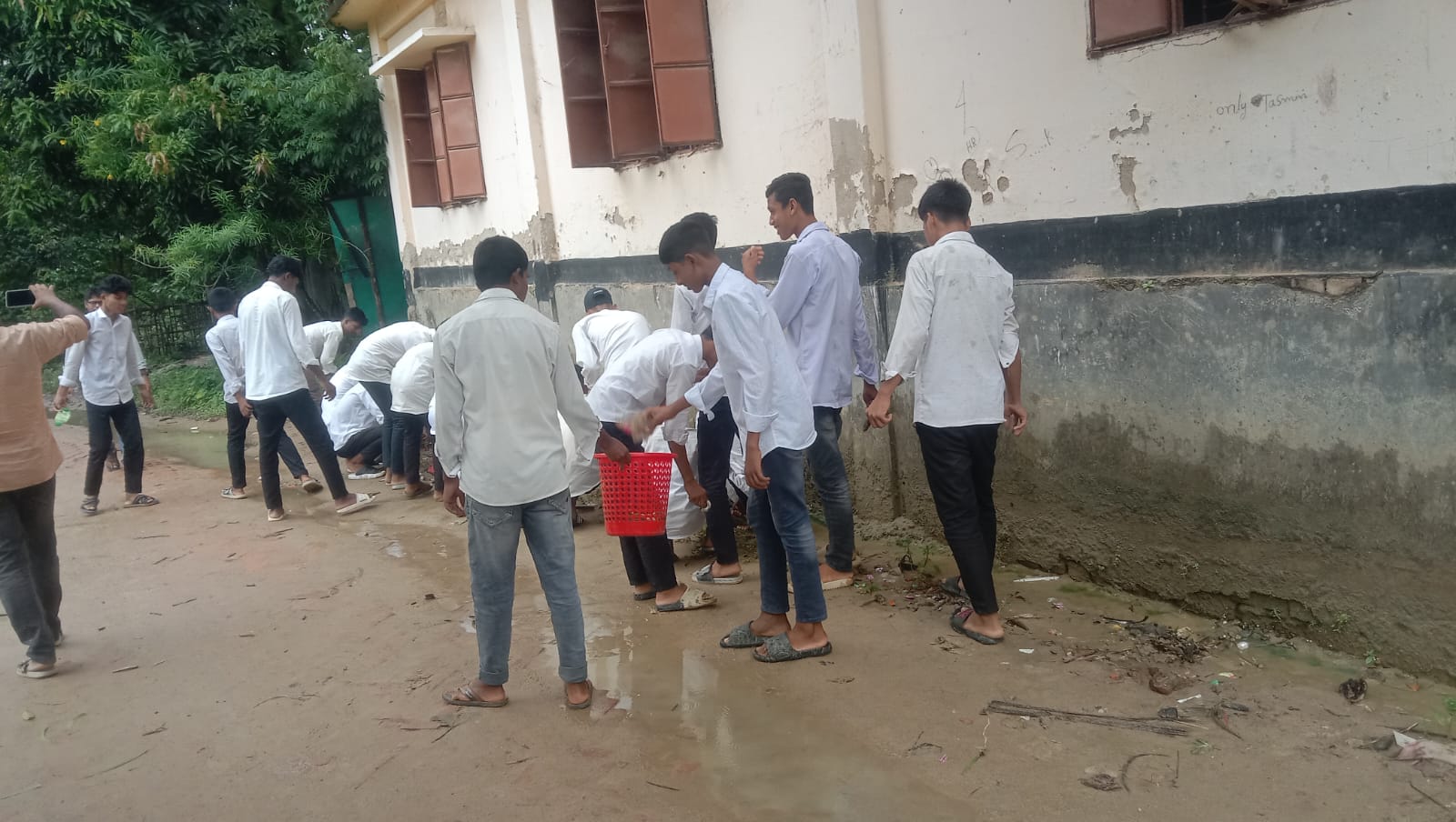ড্রেনেজ নিষ্কাশন ও মাটি পরিষ্কারে ছাত্রদের অংশগ্রহণ